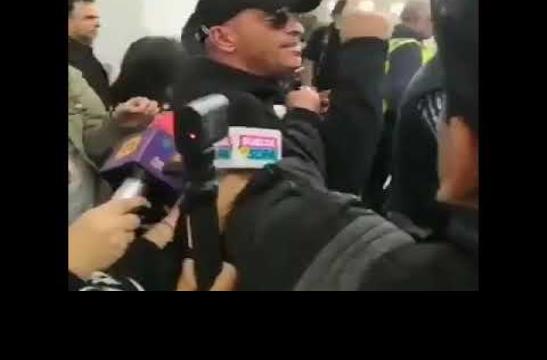 Eros Ramazzotti propina un codazo a fan a su llegada a México Eros Ramazzotti propina un codazo a fan a su llegada a México