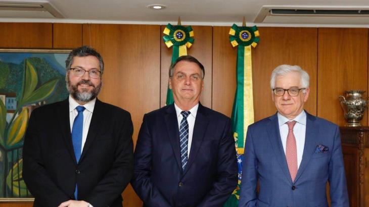 Jair Bolsonaro presidente de Brasil llama "basura" a Greenpeace por opinar sobre el Amazonas Jair Bolsonaro presidente de Brasil llama "basura" a Greenpeace por opinar sobre el Amazonas