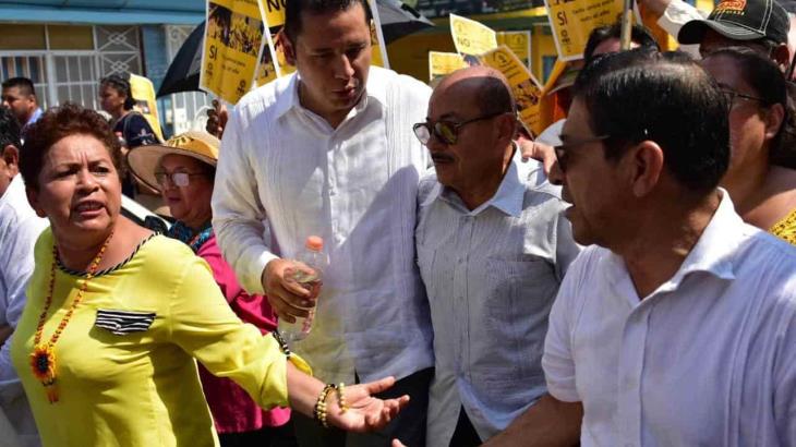 Militantes del PRD se inconforman con presencia de Agustín Silva durante marcha contra la CFE Militantes del PRD se inconforman con presencia de Agustín Silva durante marcha contra la CFE