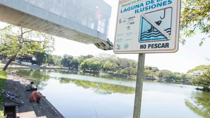 Pese a prohibición y riesgos a la salud, continúan pescando en la Laguna de las Ilusiones Pese a prohibición y riesgos a la salud, continúan pescando en la Laguna de las Ilusiones