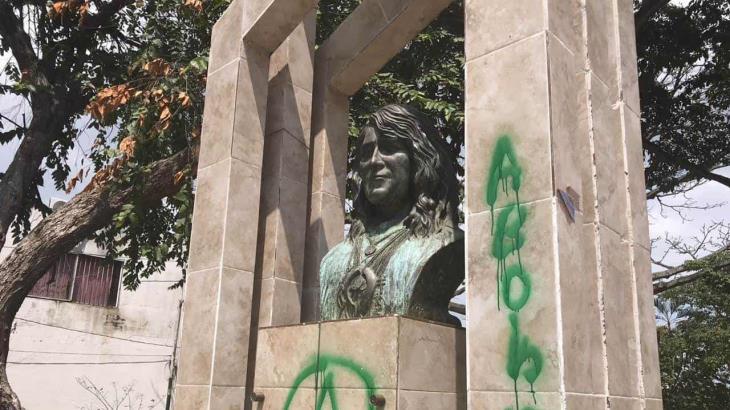 Acusan que un grupo de mujeres vandalizó el busto del cantante tabasqueño Karmito Acusan que un grupo de mujeres vandalizó el busto del cantante tabasqueño Karmito