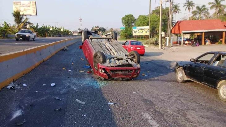 Se vuelca auto en la Villahermosa-Frontera: tres lesionados Se vuelca auto en la Villahermosa-Frontera: tres lesionados