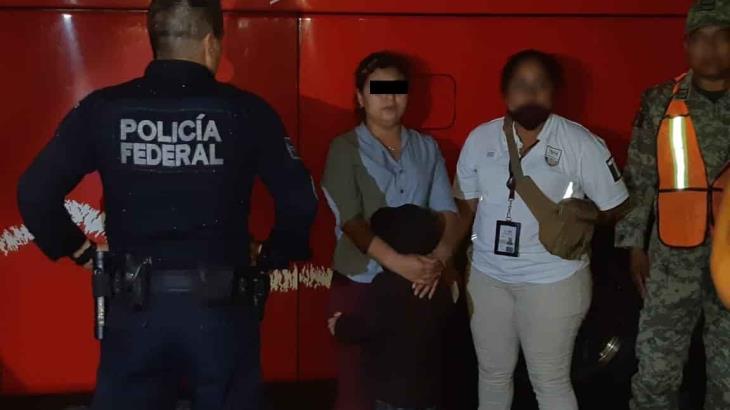 Aseguran a una mujer y un menor extranjeros que viajaban en un ADO hacia la CDMX Aseguran a una mujer y un menor extranjeros que viajaban en un ADO hacia la CDMX
