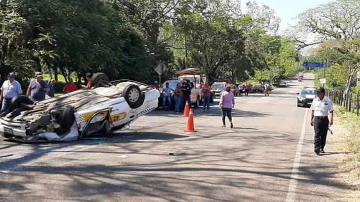 3 lesionados deja volcadura de un taxi tras choque en la carretera Teapa-Tacotalpa 3 lesionados deja volcadura de un taxi tras choque en la carretera Teapa-Tacotalpa