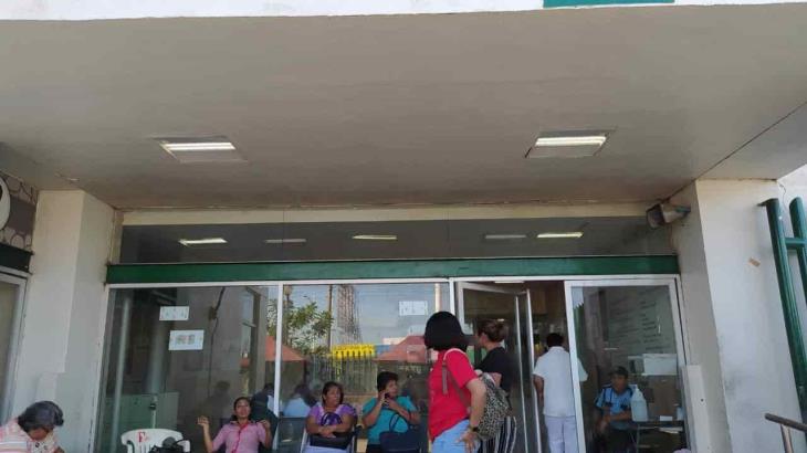 Clínica 46 del IMSS envía a su casa a dos trabajadores por sospecha de Covid-19, tras regresar de España Clínica 46 del IMSS envía a su casa a dos trabajadores por sospecha de Covid-19, tras regresar de España