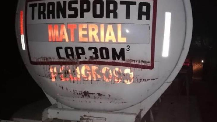 Asegura la policía pipa cargada con 15 mil litros de hidrocarburo en la ranchería González Asegura la policía pipa cargada con 15 mil litros de hidrocarburo en la ranchería González