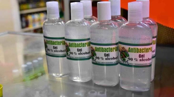 Venden alcohol y gel antibacterial de dudosa calidad ante desabasto en tiendas y farmacias Venden alcohol y gel antibacterial de dudosa calidad ante desabasto en tiendas y farmacias