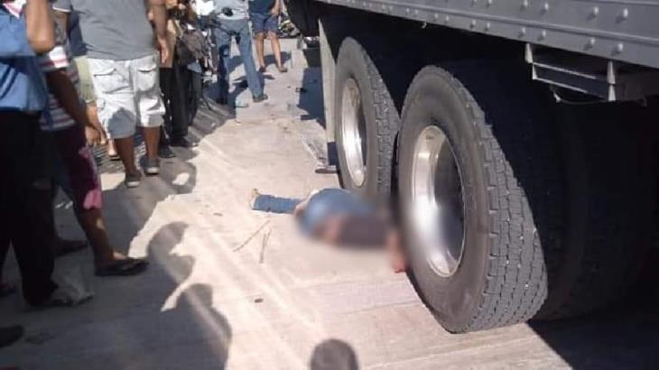 Mata trailer a motociclista en Centla; la pesada unidad se habría pasado un alto Mata trailer a motociclista en Centla; la pesada unidad se habría pasado un alto