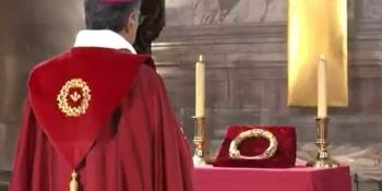 Veneran Corona de Espinas de Cristo en Catedral de Notre-Dame, a casi un año de su incendio