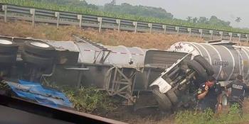 Vuelca tráiler sobre la autopista Coatzacoalcos-Villahermosa