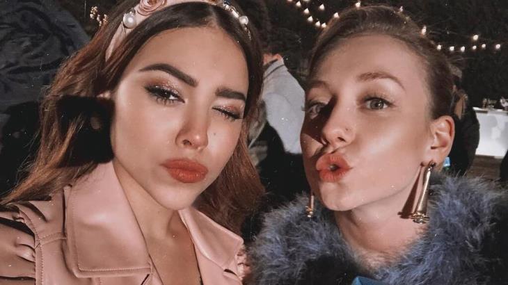 Danna Paola y Ester Expósito sellan ´propuesta de matrimonio´ con beso en la boca Danna Paola y Ester Expósito sellan ´propuesta de matrimonio´ con beso en la boca
