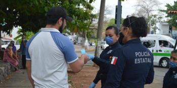 Exhorta titular de Policía de Género a vendedores ambulantes a no exponer a menores durante contingencia