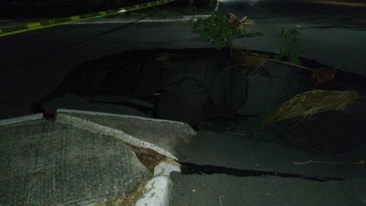 Se hunde cinta asfáltica en Paseo Tabasco y la calle La Venta, se genera socavón Se hunde cinta asfáltica en Paseo Tabasco y la calle La Venta, se genera socavón