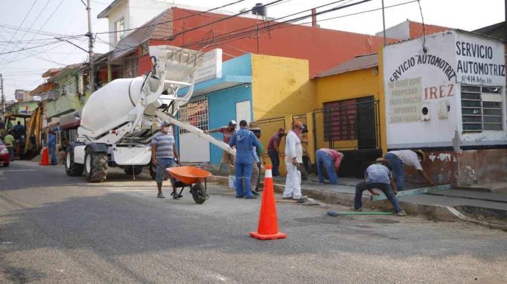 Invierte ayuntamiento de Centro 6 mdp para reconstrucción de banquetas en la colonia Gil y Sáenz Invierte ayuntamiento de Centro 6 mdp para reconstrucción de banquetas en la colonia Gil y Sáenz