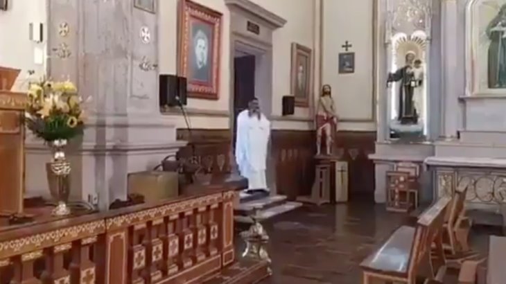 El Papa Francisco sorprende a sacerdote mexicano con llamada en plena misa El Papa Francisco sorprende a sacerdote mexicano con llamada en plena misa