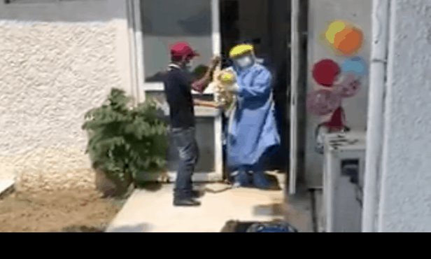 Otro bebé toca la "Campana de la Vida" en Tabasco tras vencer al COVID-19 Otro bebé toca la "Campana de la Vida" en Tabasco tras vencer al COVID-19