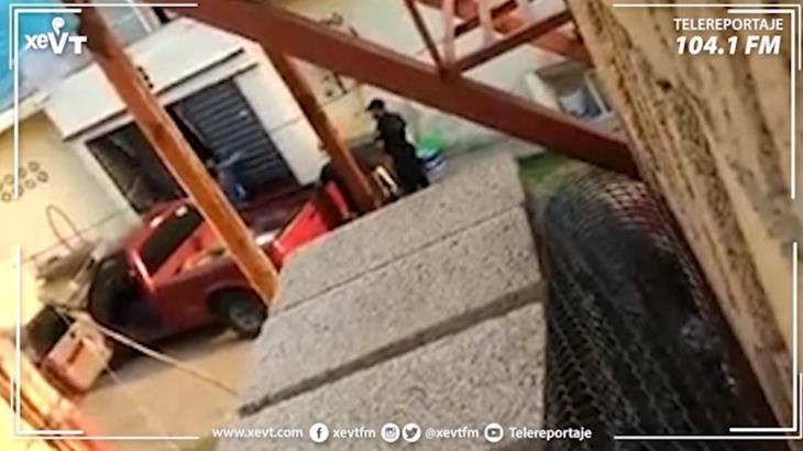 Exhiben a policías golpeando a una mujer en Teapa Exhiben a policías golpeando a una mujer en Teapa