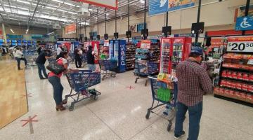 Ciudadanos se preparan para el fin de semana; supermercados registran gran afluencia