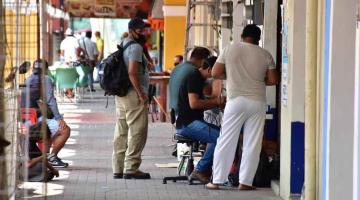 Se vuelve calle Madero un corredor de venta de accesorios y reparación de celulares
