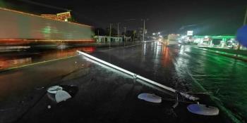 Bomberos retiran mercurial caído en Periférico y ceiba caída en ranchería Emiliano Zapata