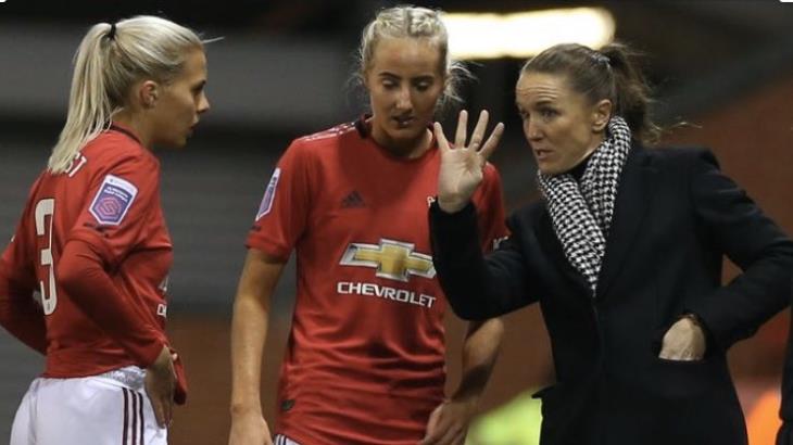 Entrenadora del Manchester United, en desacuerdo que hombres y mujeres ganen igual Entrenadora del Manchester United, en desacuerdo que hombres y mujeres ganen igual