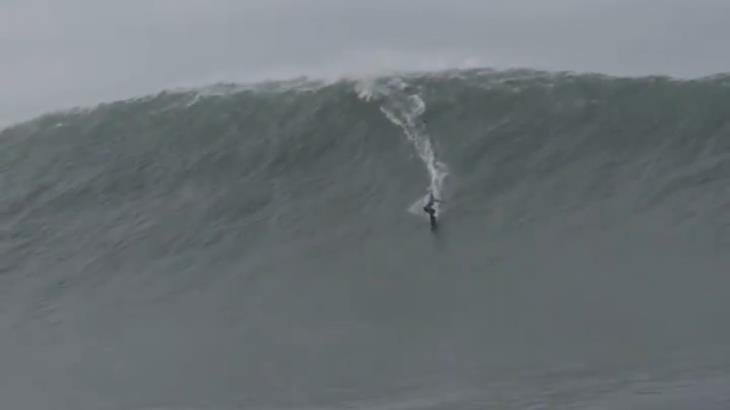 Surfista brasileña gana Récord Guinness al surfear la ola más grande para una mujer Surfista brasileña gana Récord Guinness al surfear la ola más grande para una mujer
