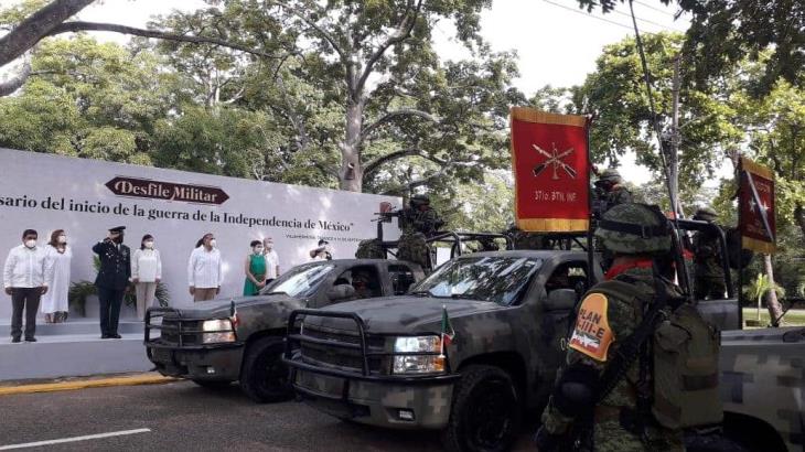 Realizan Desfile Militar simbólico en Tabasco; resaltan equipos Covid entre los contingentes Realizan Desfile Militar simbólico en Tabasco; resaltan equipos Covid entre los contingentes