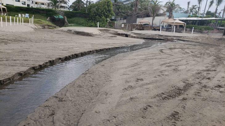 Reportan otra vez descarga de aguas negras en playas de Acapulco Reportan otra vez descarga de aguas negras en playas de Acapulco