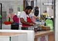 Lavamanos provisional es usado como bote de basura afuera de Tianguis Campesino