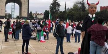 Protestan integrantes del FRENAAA en la CDMX; policías les impiden el ingreso al Zócalo