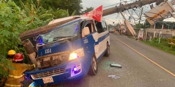 Se impacta combi contra poste de luz, chofer se da a la fuga; quedan cuatro lesionados