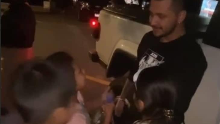 Nodal compra toda la mercancía de niños que venden dulces en la calle Nodal compra toda la mercancía de niños que venden dulces en la calle