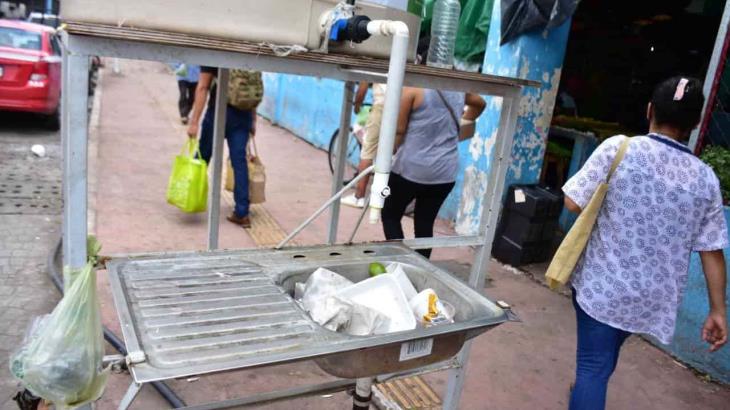 Lavamanos provisional es usado como bote de basura afuera de Tianguis Campesino Lavamanos provisional es usado como bote de basura afuera de Tianguis Campesino