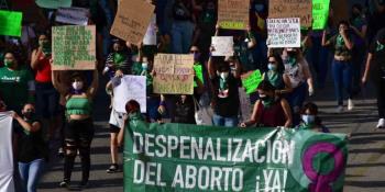 Para evitar marchas y rebrotes de Covid-19, Senado posterga reforma para permitir el aborto en menores