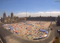 Entre golpes y petardos se enfrentan ProAMLO y FRENAAA en el Zócalo, no hay detenidos
