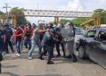 Pernoctan damnificados afuera del Centro de Convenciones; quieren ser los primeros en recibir apoyo