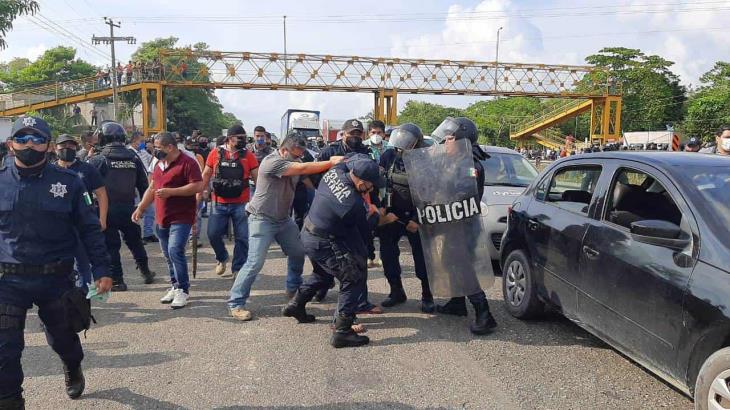 Seis detenidos dejan desalojos tras el cierre de vías de comunicación federales y estatales en Tabasco Seis detenidos dejan desalojos tras el cierre de vías de comunicación federales y estatales en Tabasco