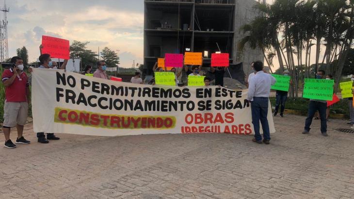 Colonos de El Country se manifiestan en contra de la construcción irregular de un edificio Colonos de El Country se manifiestan en contra de la construcción irregular de un edificio