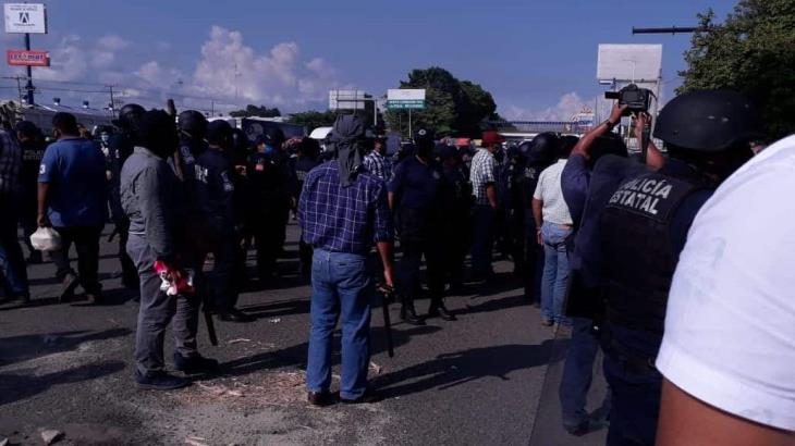 Suman 8 detenidos por desbloqueos en vías estatales y federales Suman 8 detenidos por desbloqueos en vías estatales y federales