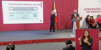 Reciben 7 escuelas de escasos recursos premios de la rifa del avión presidencial