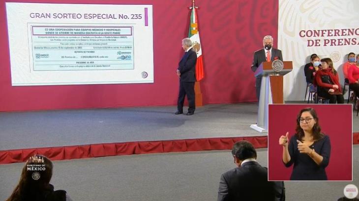 Reciben 7 escuelas de escasos recursos premios de la rifa del avión presidencial Reciben 7 escuelas de escasos recursos premios de la rifa del avión presidencial