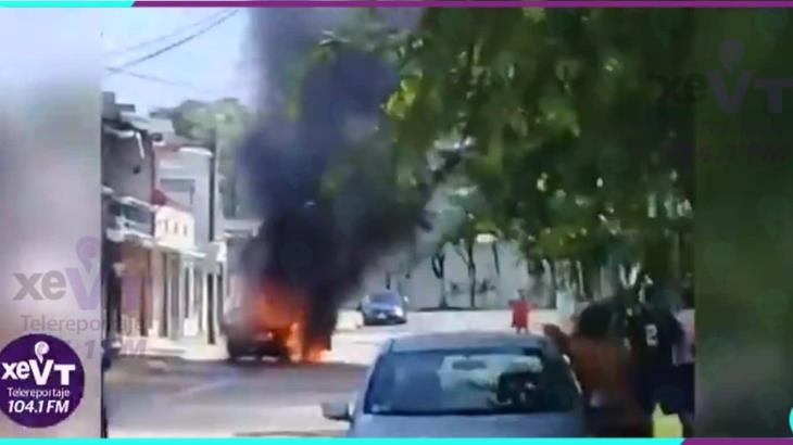 Se incendia taxi en la colonia Petrolera Se incendia taxi en la colonia Petrolera