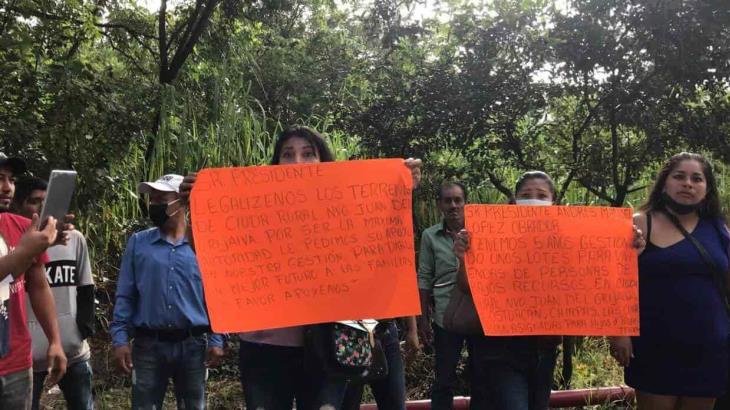 Se manifiestan habitantes de Ostuacán, Chiapas; piden mejoras en su municipio a AMLO Se manifiestan habitantes de Ostuacán, Chiapas; piden mejoras en su municipio a AMLO