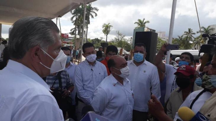 Increpan comerciantes a Adán Augusto y Evaristo; piden una terminal de autobuses y permiso para vender carne Increpan comerciantes a Adán Augusto y Evaristo; piden una terminal de autobuses y permiso para vender carne