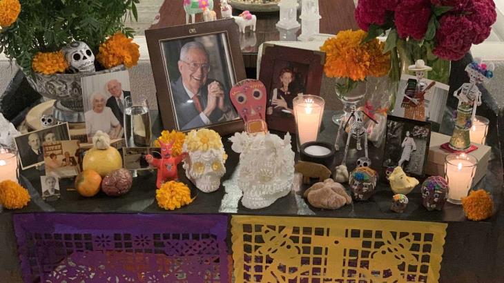 Embajador de EU en México presume ofrenda de muertos 2020; lamenta que este año puso una foto nueva en el altar... la de su suegra Embajador de EU en México presume ofrenda de muertos 2020; lamenta que este año puso una foto nueva en el altar... la de su suegra