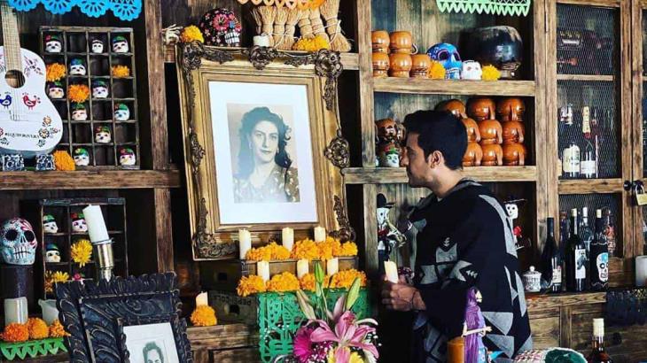 Con este mega altar, Carlos Rivera celebró el Día de Muertos Con este mega altar, Carlos Rivera celebró el Día de Muertos