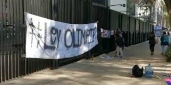 Protesta colectivo de mujeres en Senado durante aprobación de Ley Olimpia