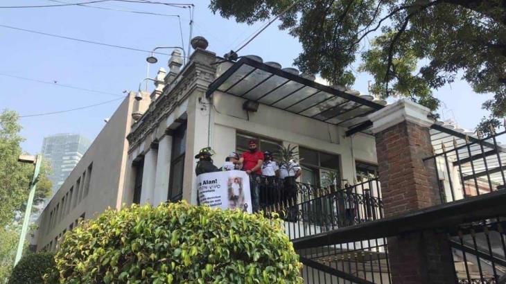 Clama justicia por su hijo trepada de un balcón de la SEGOB Clama justicia por su hijo trepada de un balcón de la SEGOB