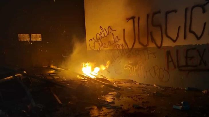Manifestantes prenden fuego a la FGE de Quintana Roo... piden justicia por Alexis Manifestantes prenden fuego a la FGE de Quintana Roo... piden justicia por Alexis