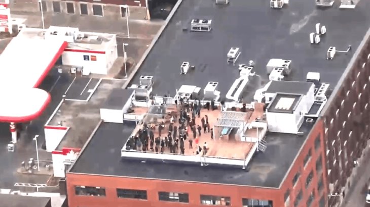 Policía de Montreal realiza operativo tras posible toma de rehenes en edificio de la empresa Ubisoft Policía de Montreal realiza operativo tras posible toma de rehenes en edificio de la empresa Ubisoft